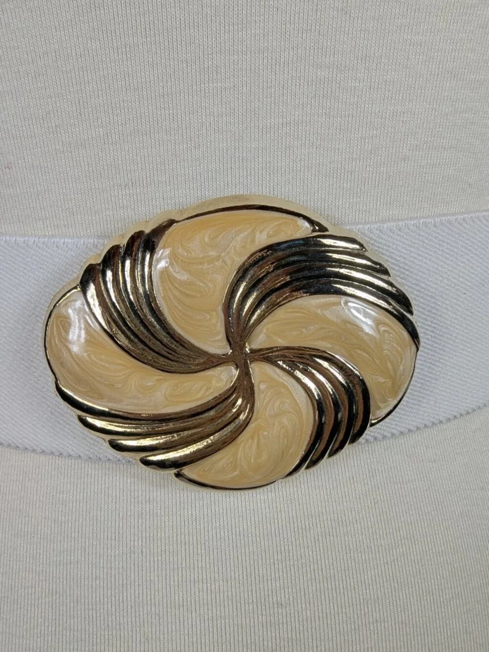 Day-Lor 80s White Elastic Cinch Belt Gold Enamel Swirl Buckle USA Vintage 27